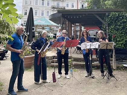 5 Musiker des SaxSession Orchestra spielen zu Beginn.