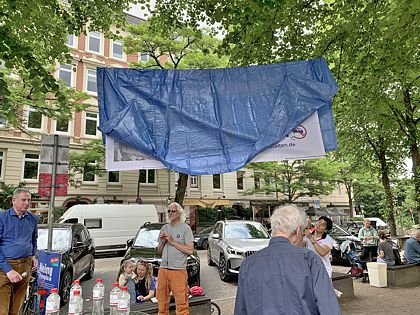 Banner mit unserer Vision vor der Enthüllung, die Vision ist noch mit einer blauen Plane bedeckt.
