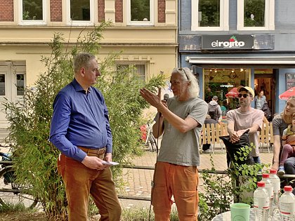 Diskussion mit einem Anwohner.