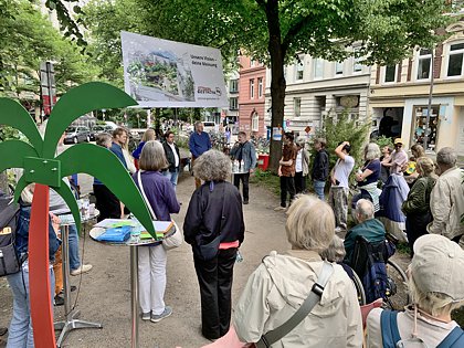 Interessiertes Publikum auf dem Platz.