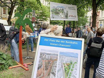 Unser Aufsteller mit A1-Poster, dass den Größenzuwachs des Platzes zeigt.