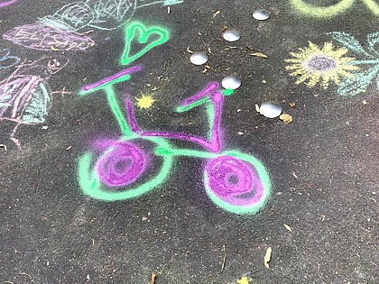 bemalte Parkplatzfläche am Platz Bei der Reitbahn: Fahrrad in violett und türkis