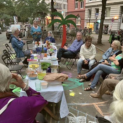 Picknick mit Anwohnenden auf dem Platz Bei der Reitbahn